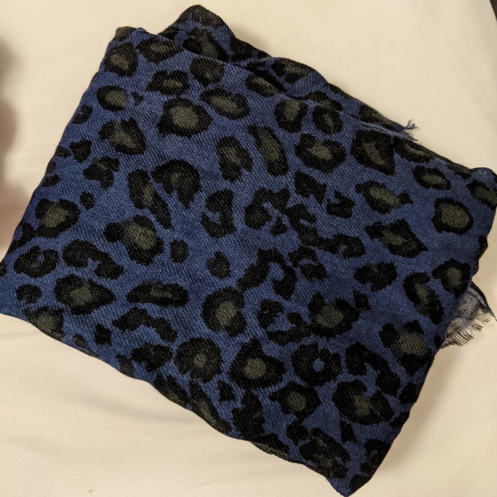 **SOLD** X3 Scarf Bundle! - Picture 9 of 12